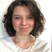 Etudiante en communication enseignant l'anglais jusqu'au niveau lycée